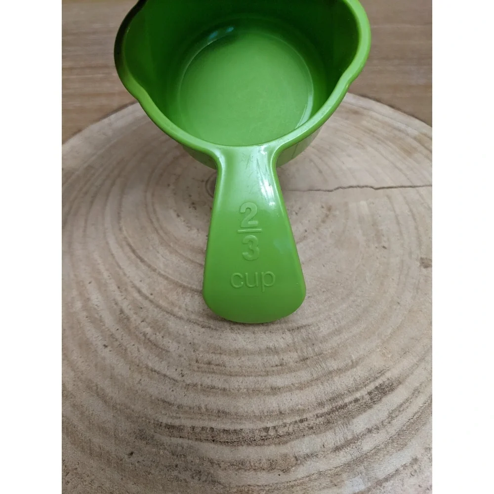 Tupperware Measuring Cup Curved Embossed Handle Lime Green 2/3 Cup Style# 6137